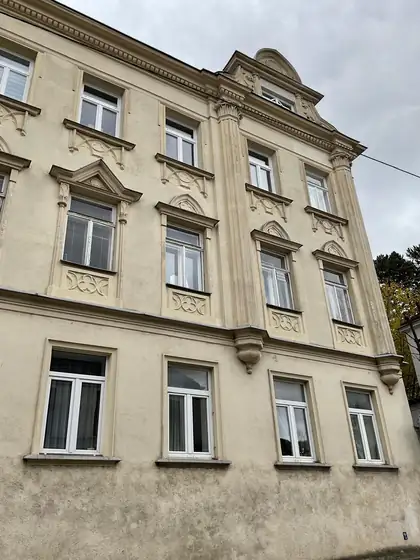 Altbaufassade in Wien vor der Sanierung durch emasan